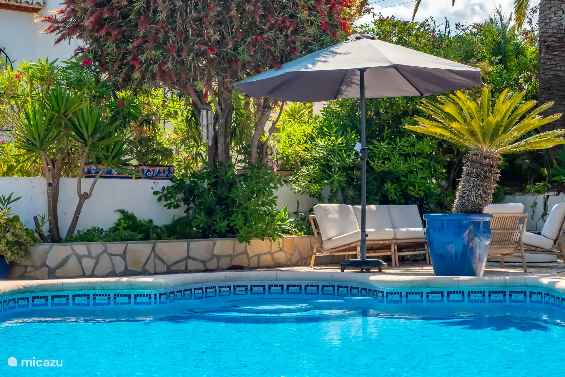 Schöne Ecke unter dem Sonnenschirm