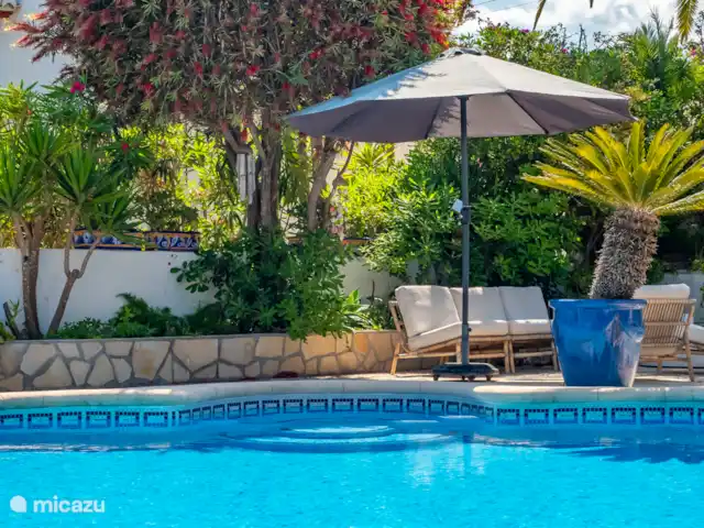 Casa Rosa en España, Costa Blanca, Benitachell - villa Bonito rincón bajo la sombrilla