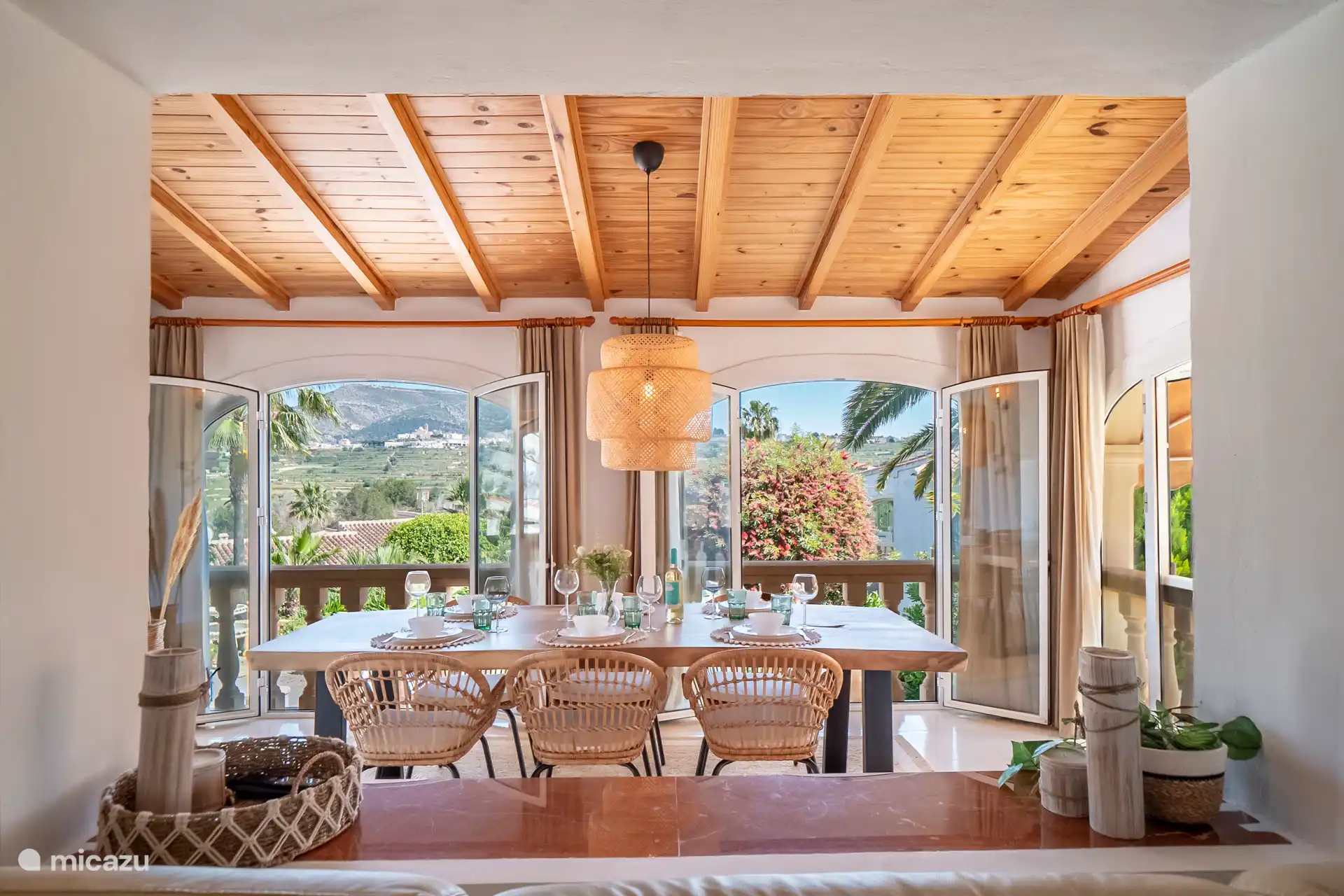 Essbereich mit Blick auf die schöne grüne Umgebung