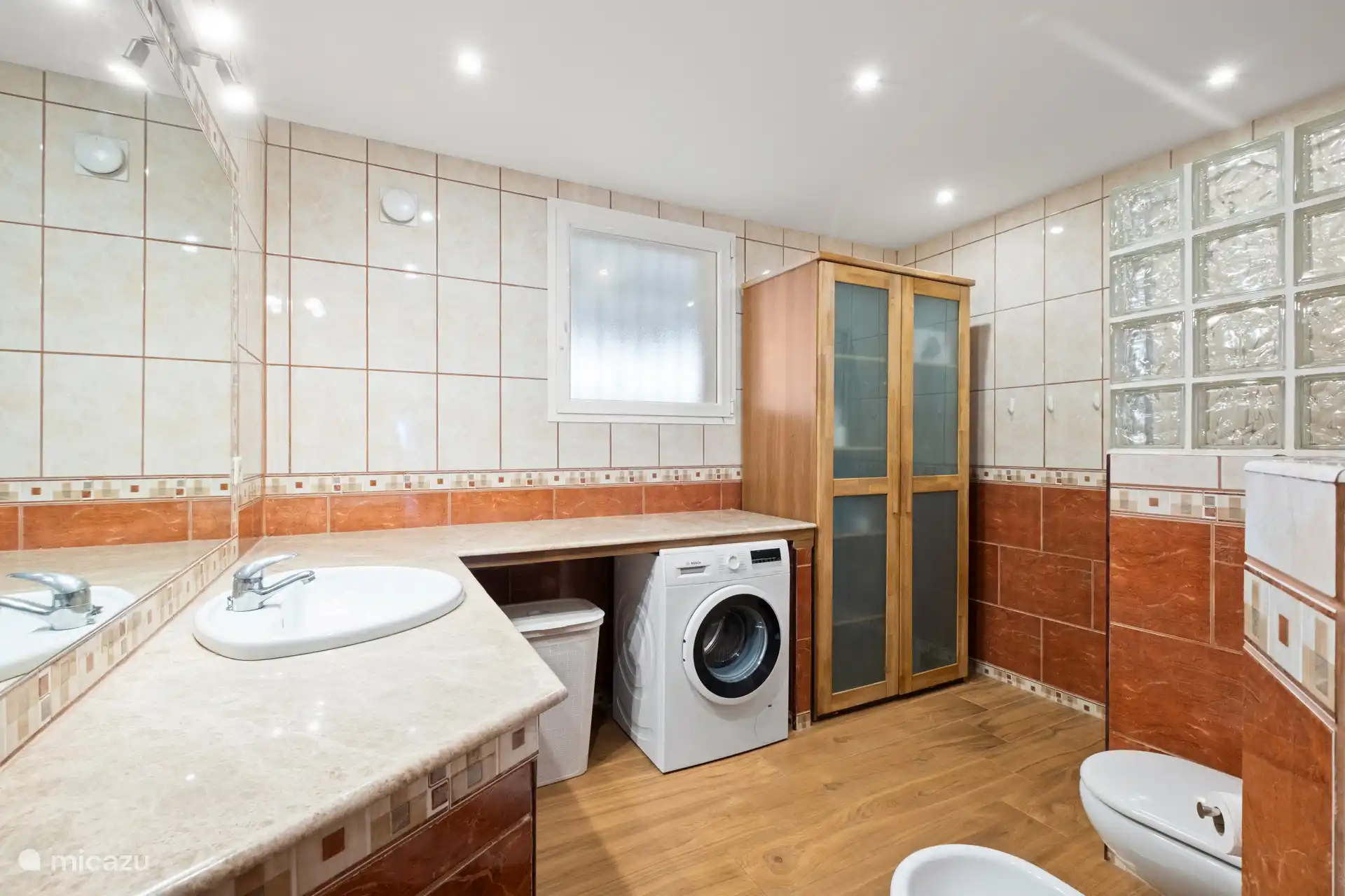 Villa Vamos Del Pi - salle de bain avec machine à laver