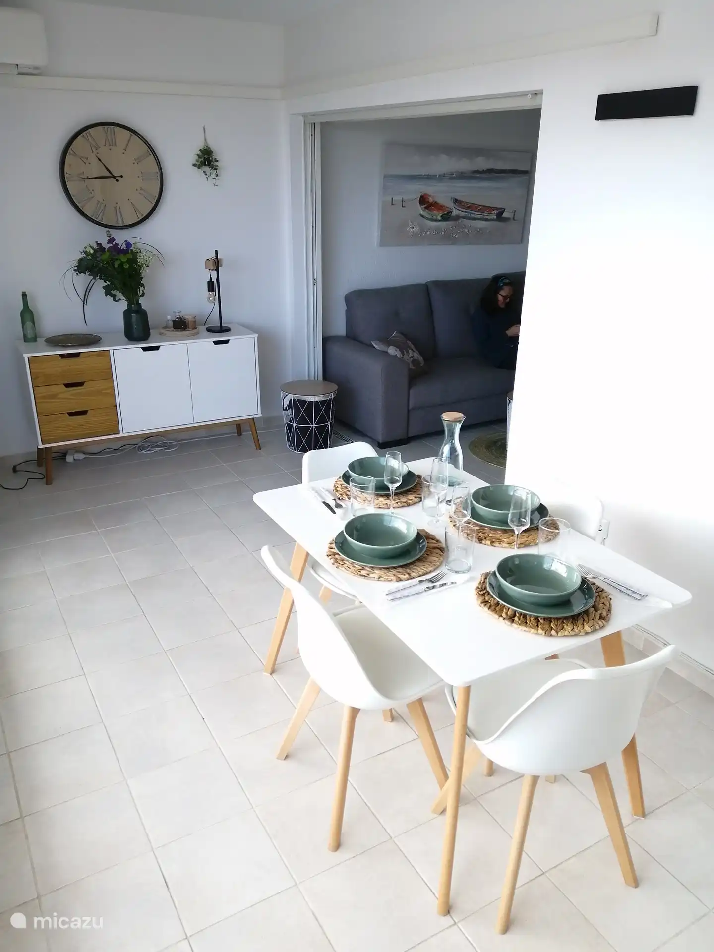 Coin repas, face au salon