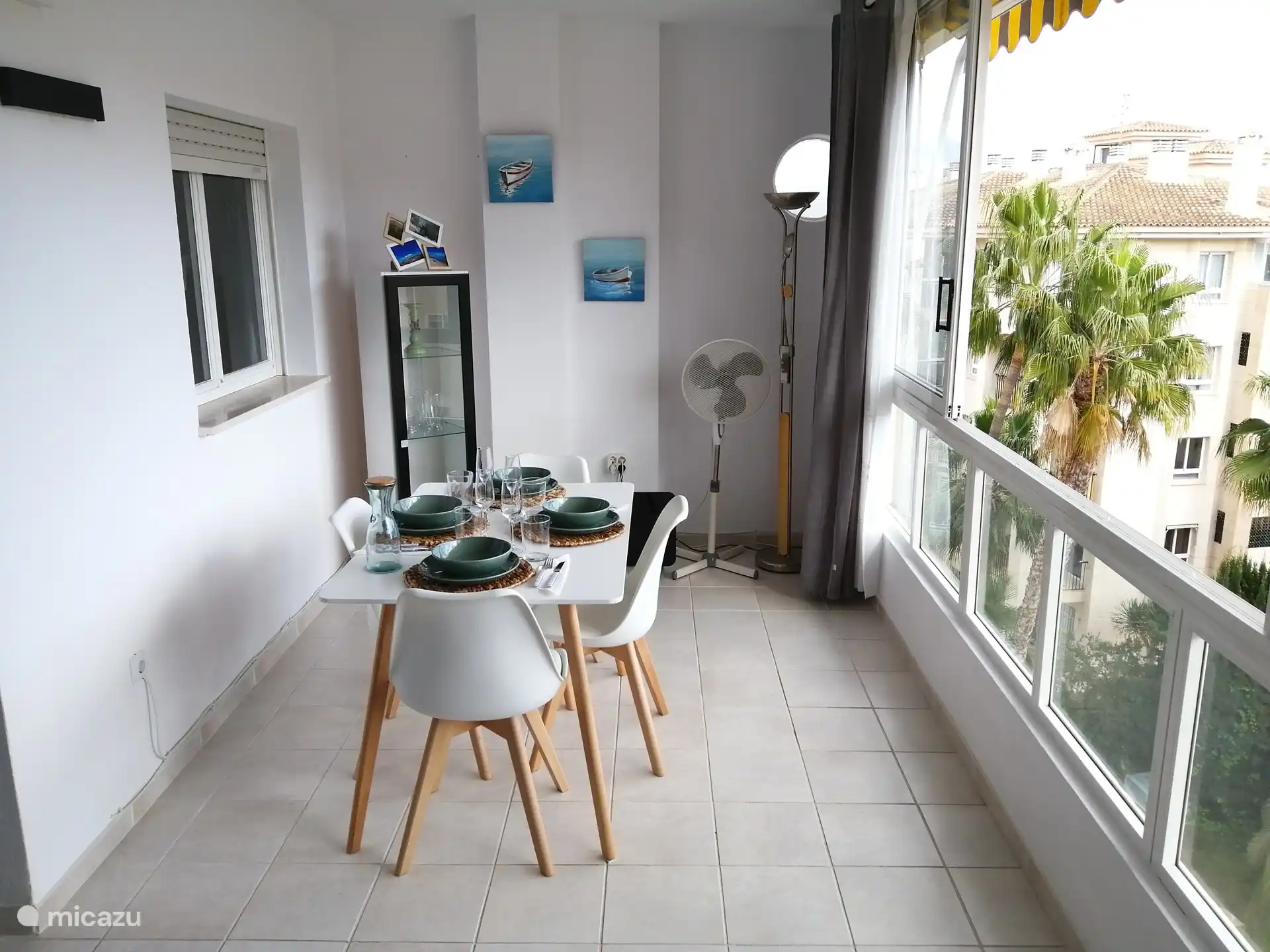 Salle à manger. (Petite fenêtre donnant sur la chambre)