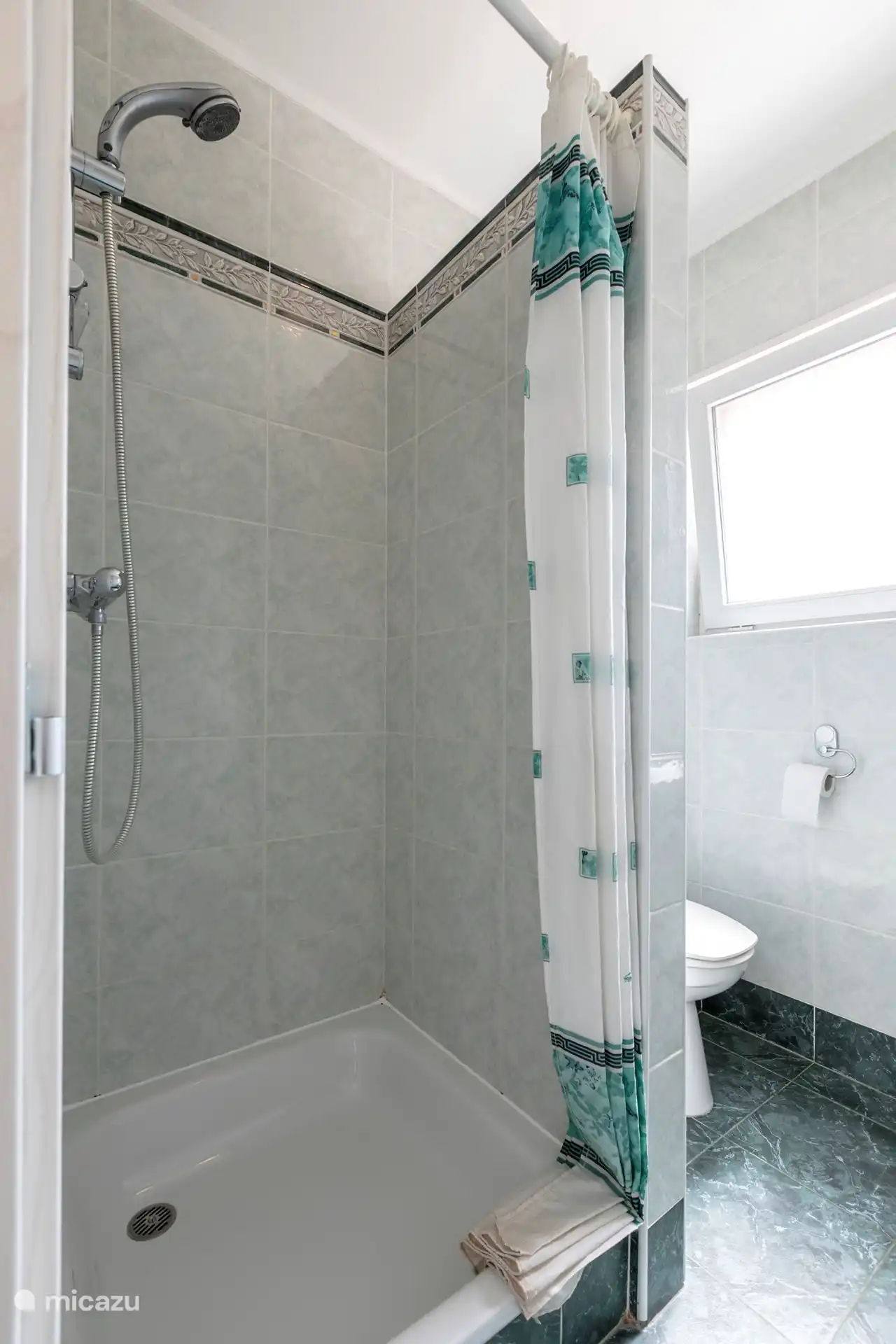 Ducha con grifo termostático.