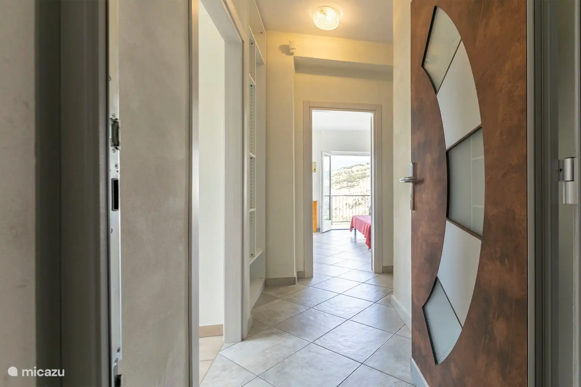 Entrada y paso del apartamento.