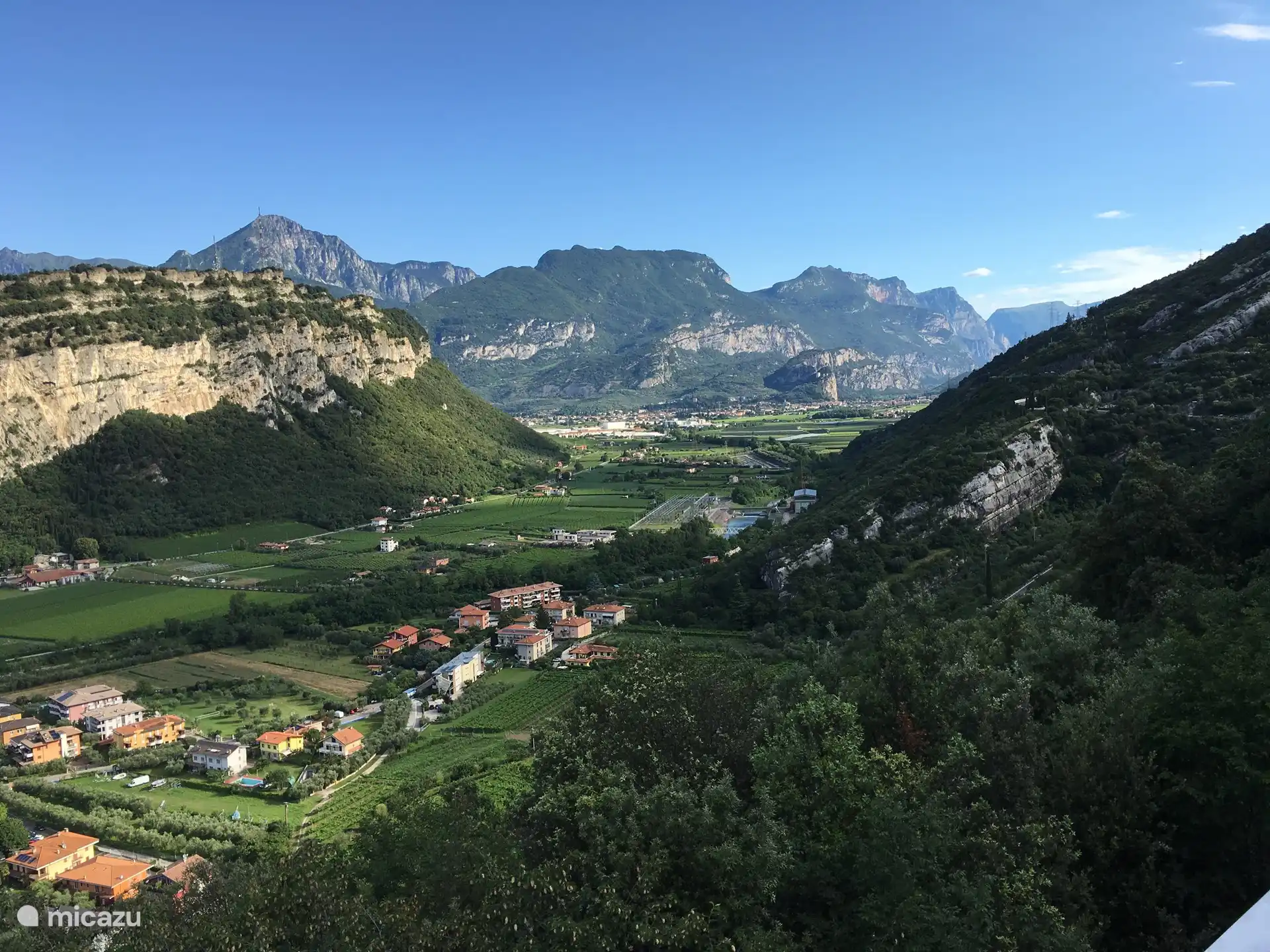 Vista del valle de Sarca con Arco al fondo
