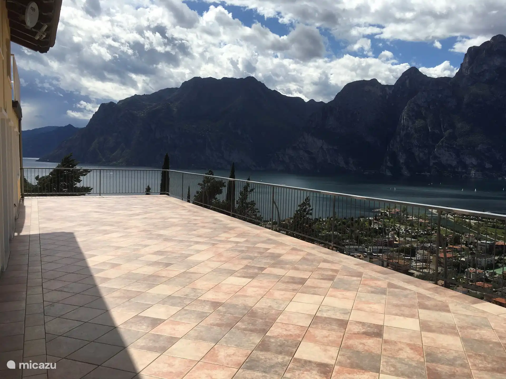 Terrasse pour env. 3 et 4. Si grands que vous pouvez facilement faire un huit avec un vélo.