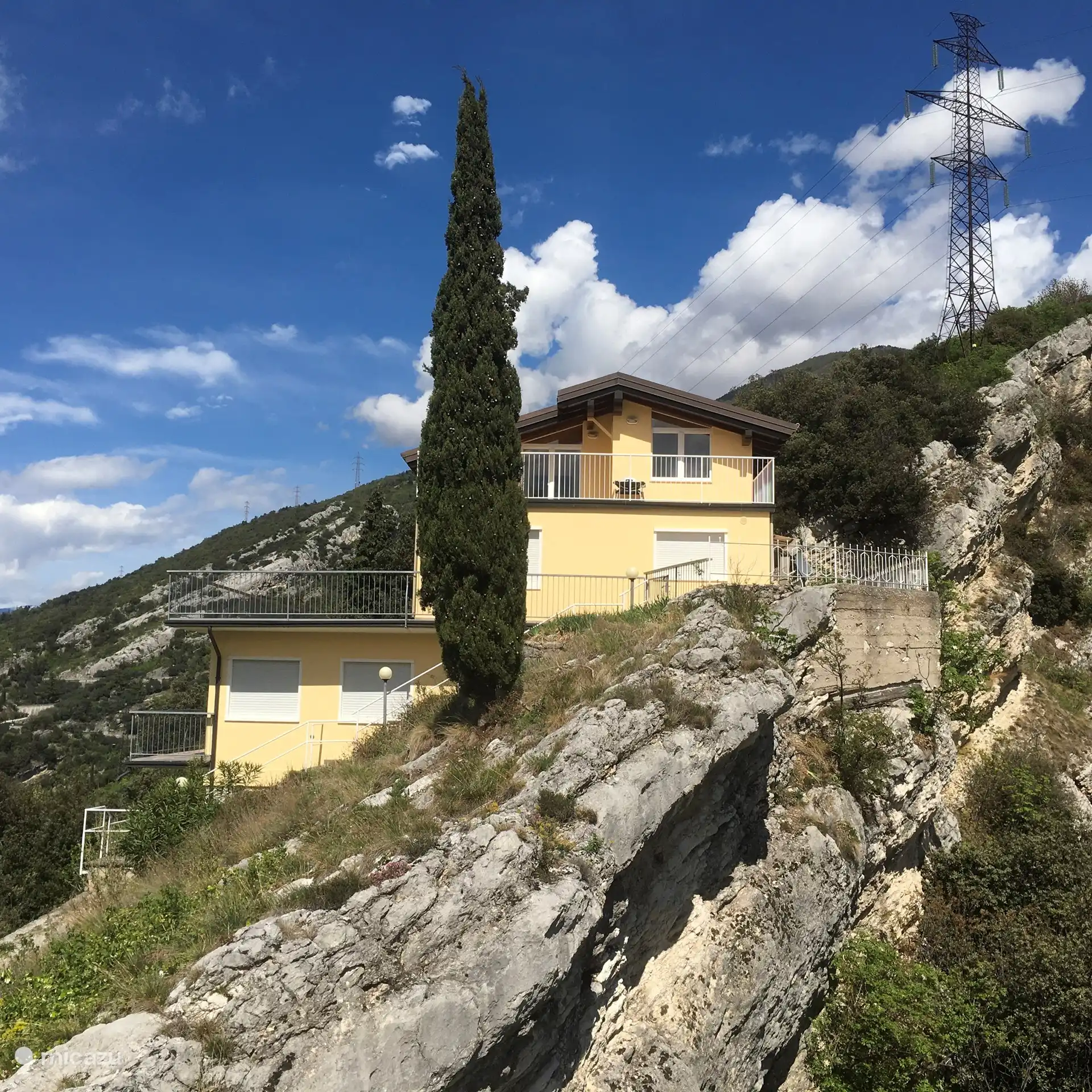 Vue latérale de la maison.