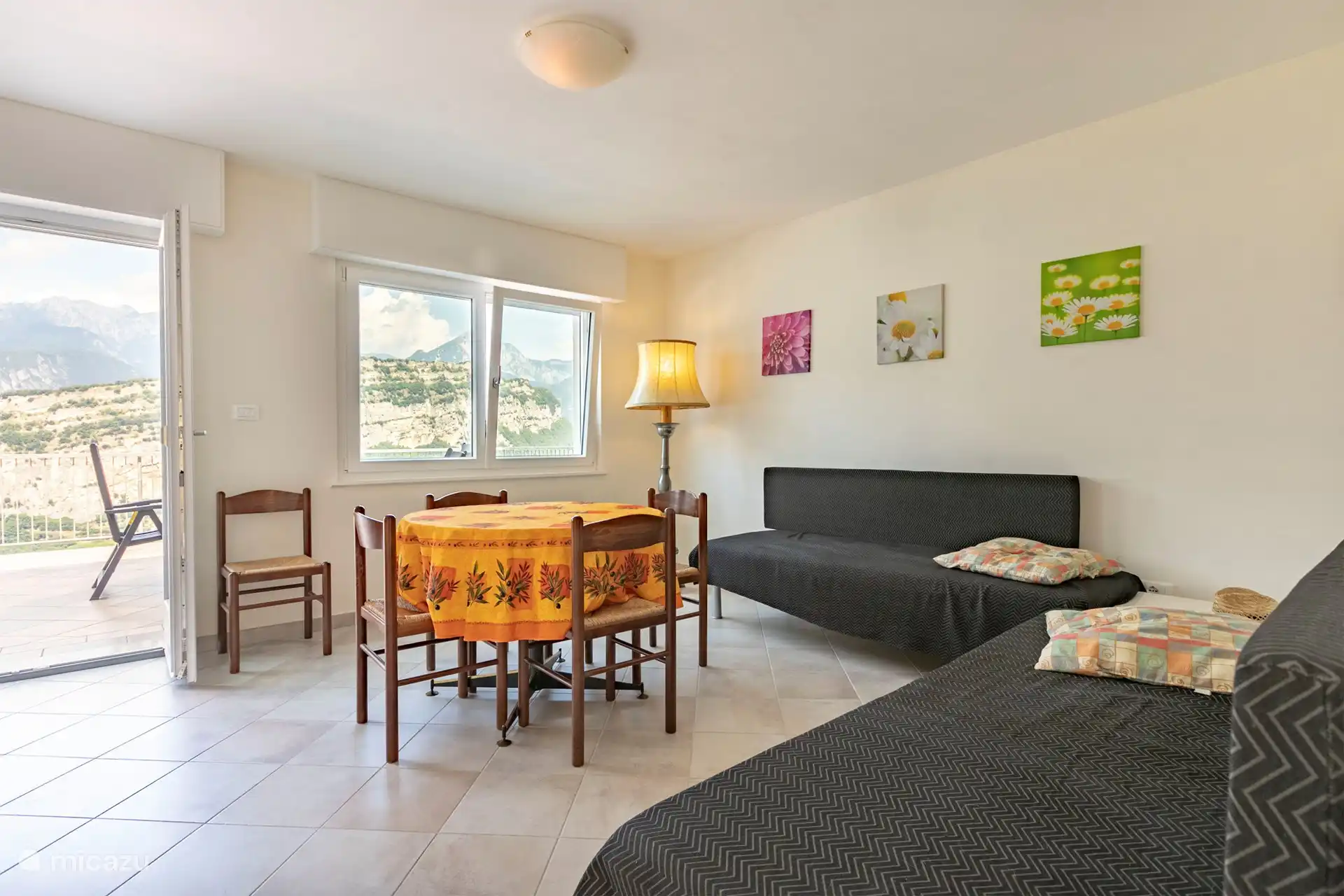 Espace de vie avec vue sur la terrasse. Il y a aussi deux lits simples de 0,8 m x 2 mètres.