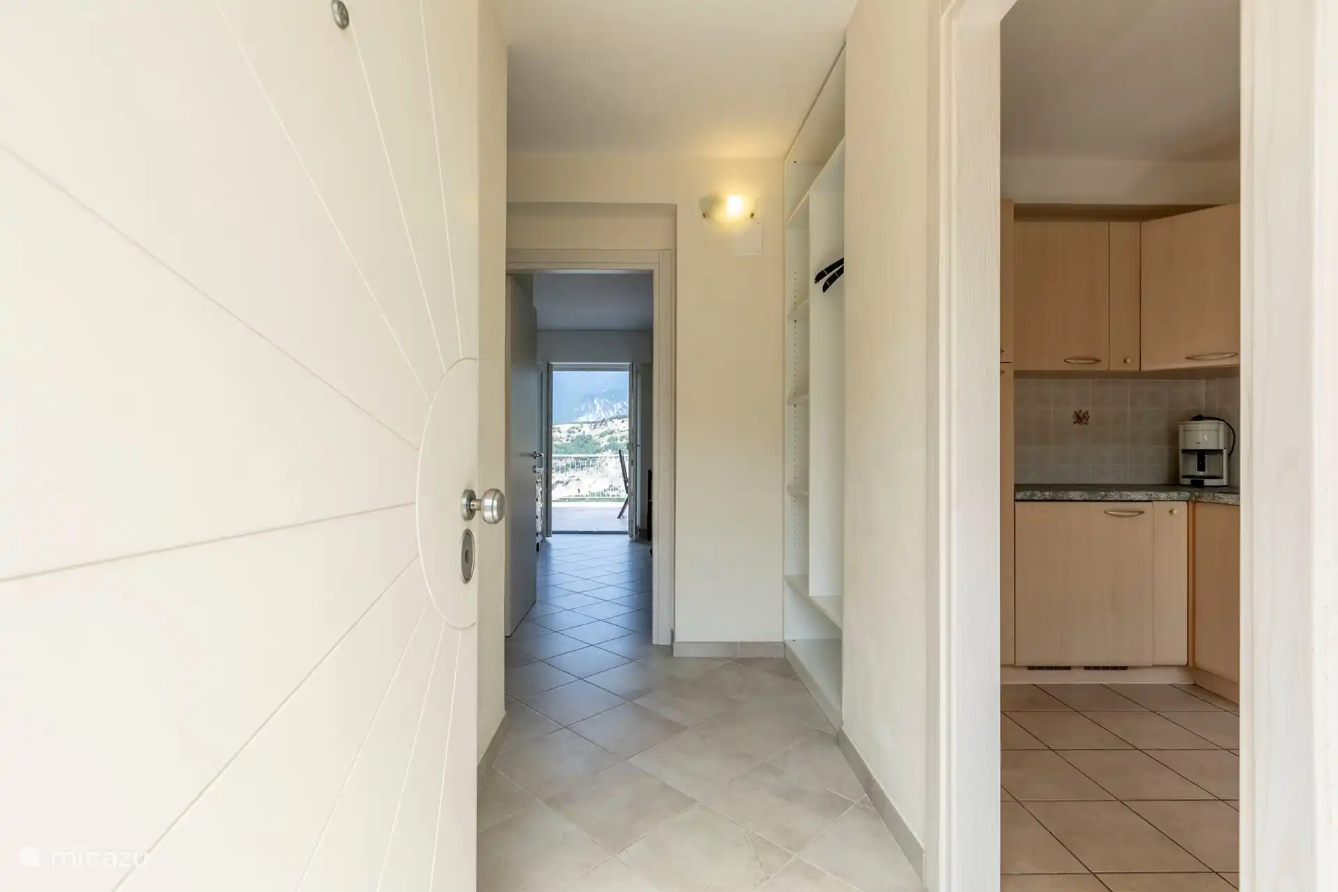 Entrée avec passage sur la terrasse.