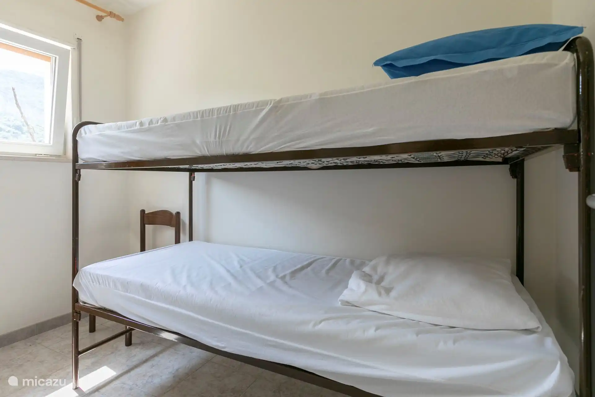 Petite chambre avec un lit superposé. Dimensions 0,8 m X 2 mètres.