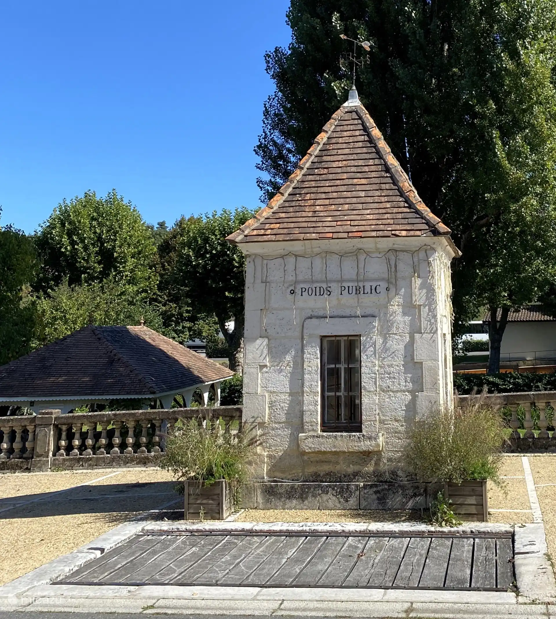 La antigua casa de pesaje en el pueblo