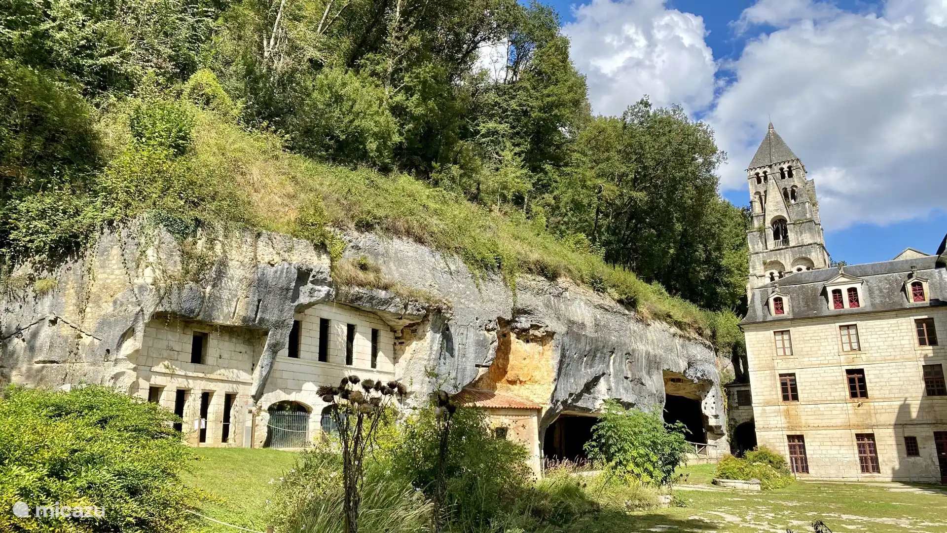 Restos del monasterio de Brant&#244;me, P&#233;rigord.