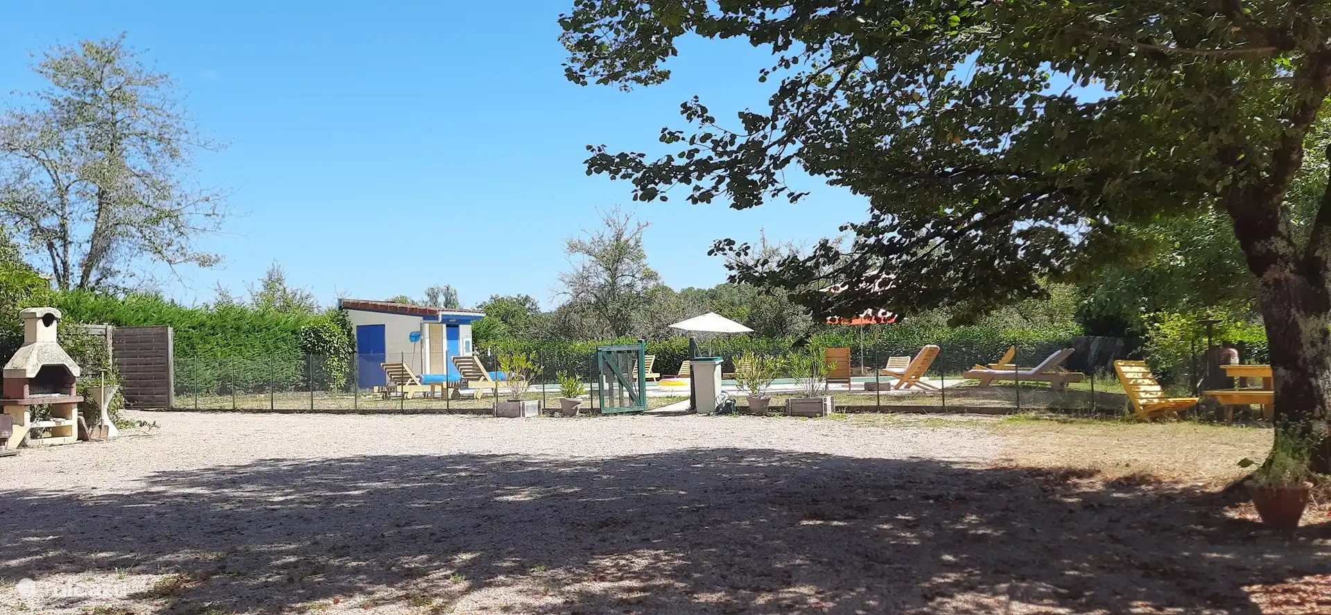 Vista de la piscina desde la terraza cubierta del apartamento De Wielewaal.