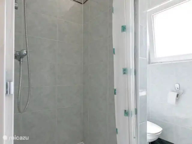 Le Fiamingo 4 | Italie, Lac de Garde, Nago-Torbole - appartement Salle de bain avec douche, WC et lavabo.