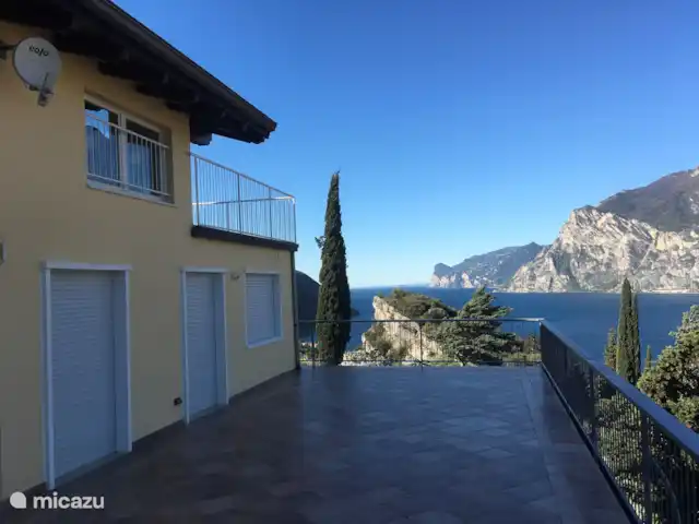 Le Fiamingo 4 | Italie, Lac de Garde, Nago-Torbole - appartement Terrasse d'env. N°4 qui s'étend complètement vers l'avant.