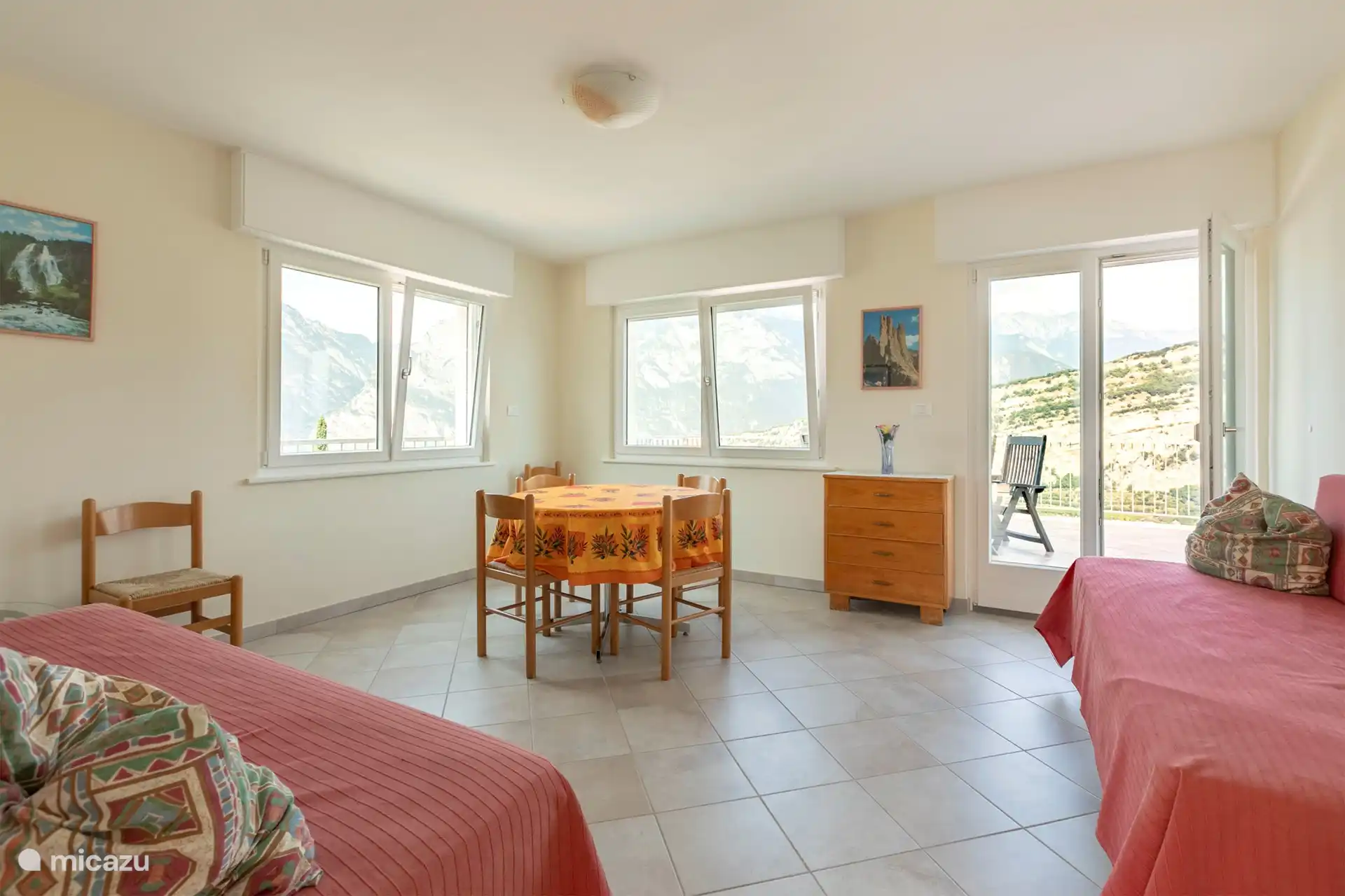 Séjour de l'appartement avec deux lits simples. Dimensions 0,8 mx 2 mètres.