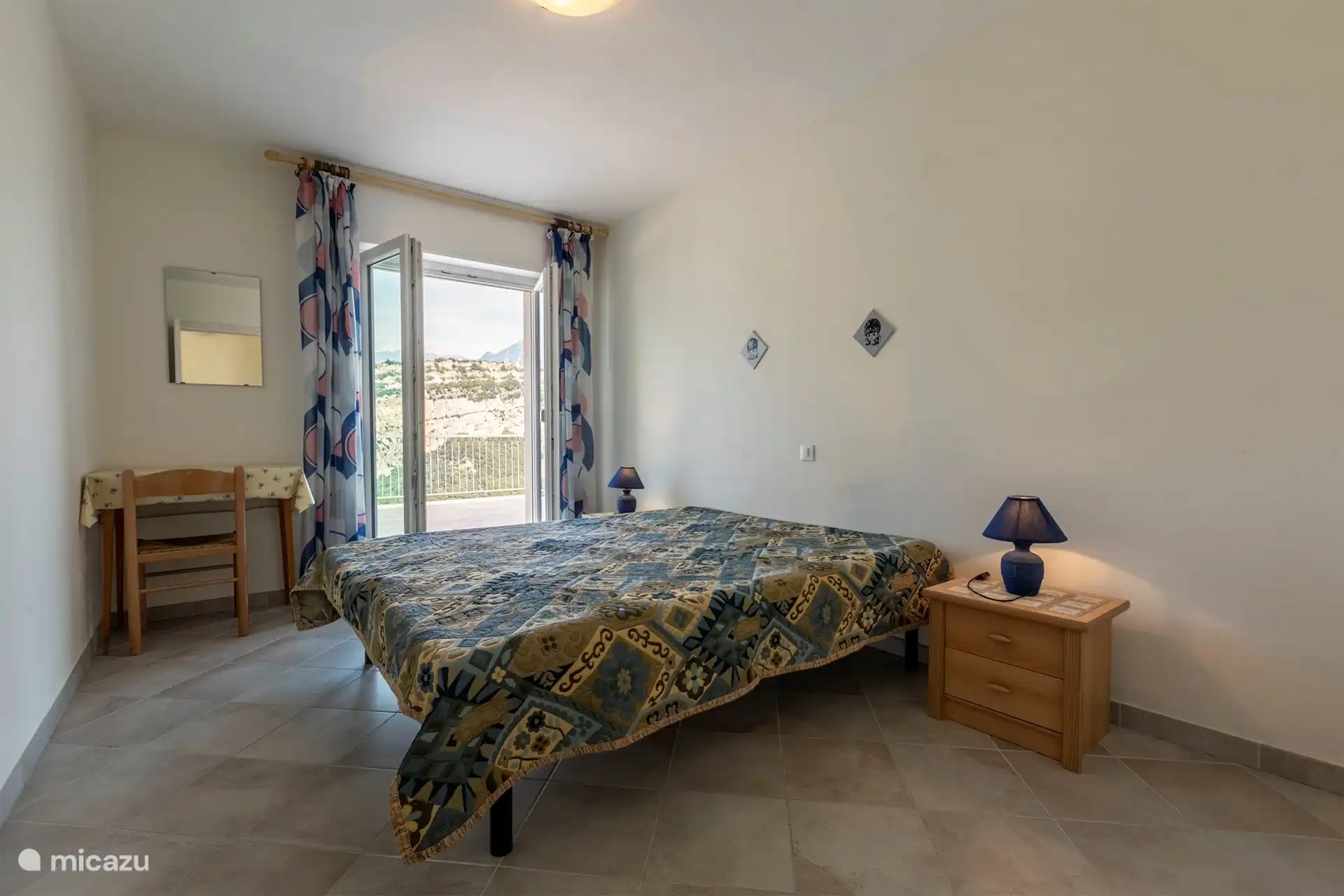 Chambre avec lit double ouvrant sur la grande terrasse, matelas de dimensions 1,6 m x 2 mètres.