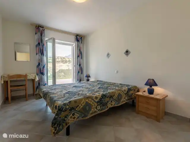 Le Fiamingo 4 | Italie, Lac de Garde, Nago-Torbole - appartement Chambre avec lit double ouvrant sur la grande terrasse, matelas de dimensions 1,6 m x 2 mètres.