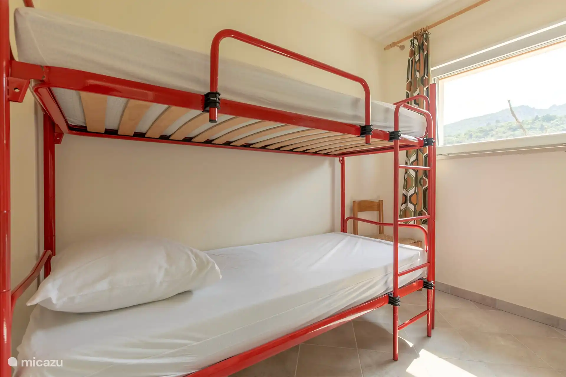 Petite chambre avec lits superposés. Dimensions 0,8 m X 2 mètres.