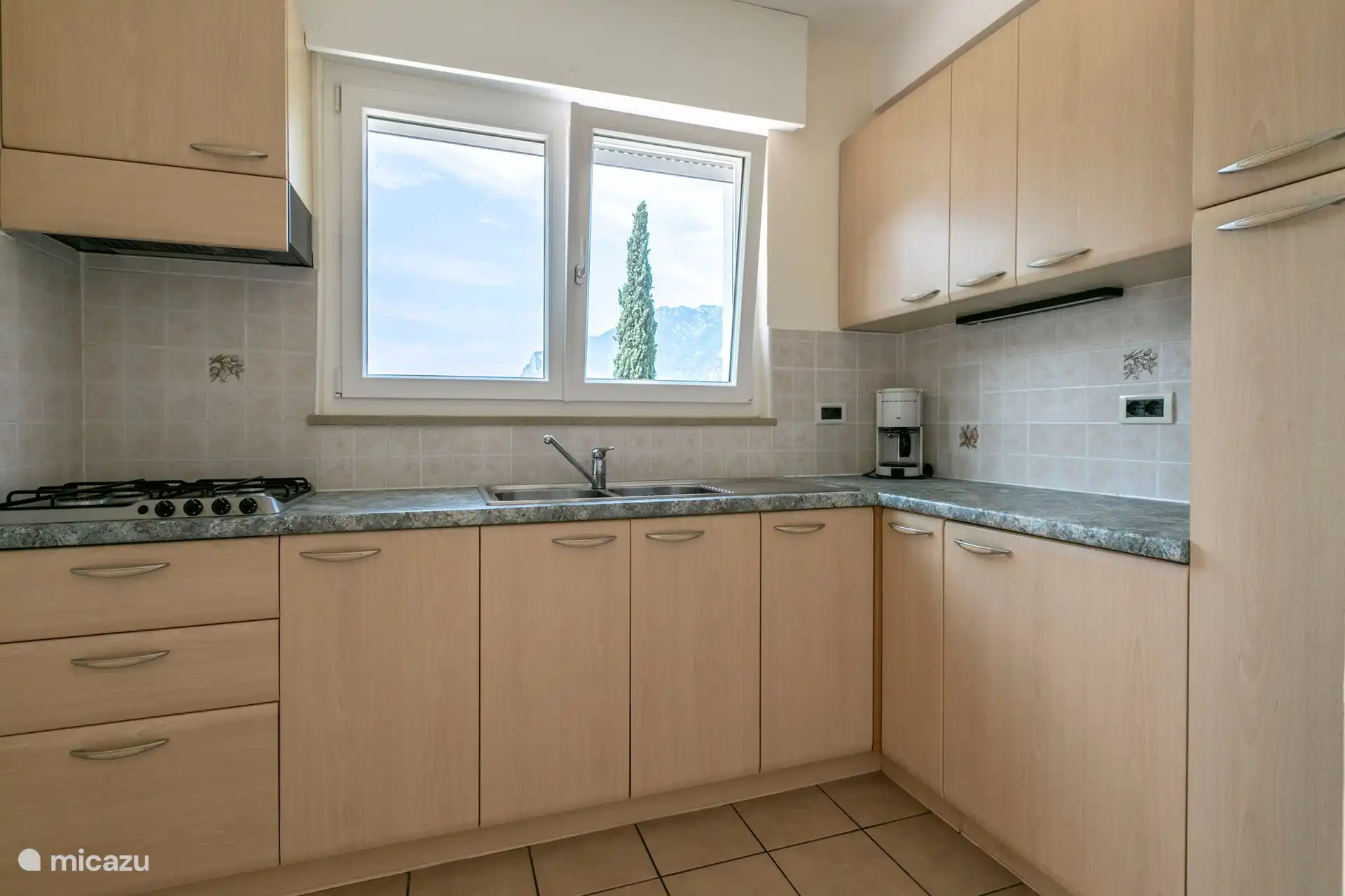 Cuisine de l'appartement avec vue sur le lac.