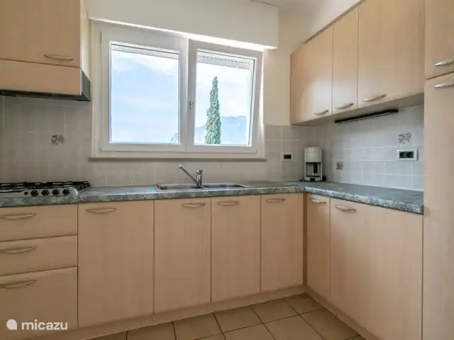 Le Fiamingo 4 | Italie, Lac de Garde, Nago-Torbole - appartement Cuisine de l'appartement avec vue sur le lac.