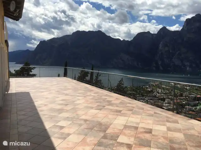Le Fiamingo 4 | Italie, Lac de Garde, Nago-Torbole - appartement Terrasse de l'app nos 3 et 4. Si grand que vous pouvez certainement garder votre vie privée.