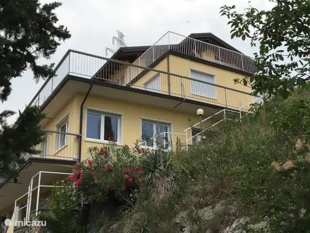 Le Fiamingo 4 | Italie, Lac de Garde, Nago-Torbole - appartement Lumière latérale du bâtiment. Avec la terrasse de l'appartement au deuxième étage. Vous pouvez faire le tour complet.