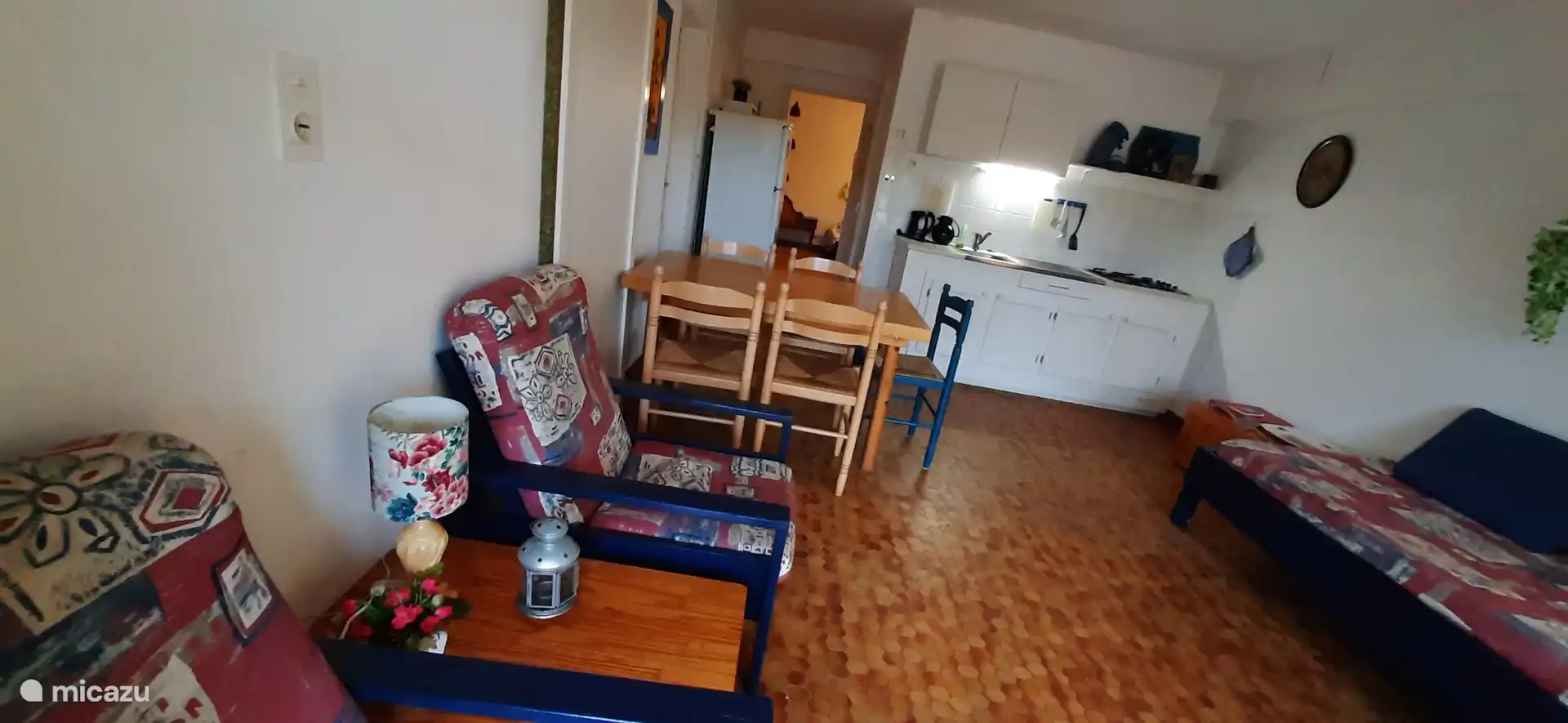 Mesa de estar y comedor en la sala de estar