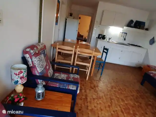 La chouette hulotte au Petit Bouleau | France, Dordogne, Saint-Pardoux-la-Rivière - appartement Siège et table à manger dans le salon
