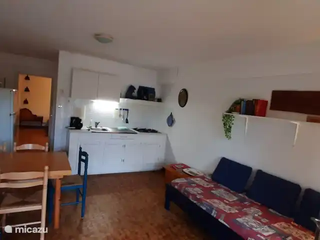 La chouette hulotte au Petit Bouleau | France, Dordogne, Saint-Pardoux-la-Rivière - appartement Cuisine ouverte et canapé
