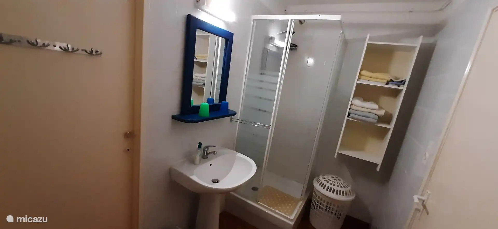 Cuarto de ba&#241;o con ducha, lavabo e inodoro del apartamento De Bosuil