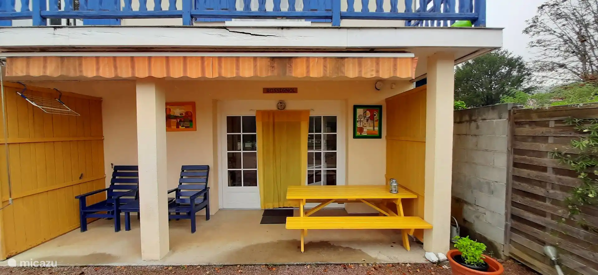 Entrada por la terraza cubierta de De Bosuil