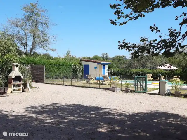 La chouette hulotte au Petit Bouleau | France, Dordogne, Saint-Pardoux-la-Rivière - appartement Vue sur la piscine et le barbecue depuis la terrasse couverte.