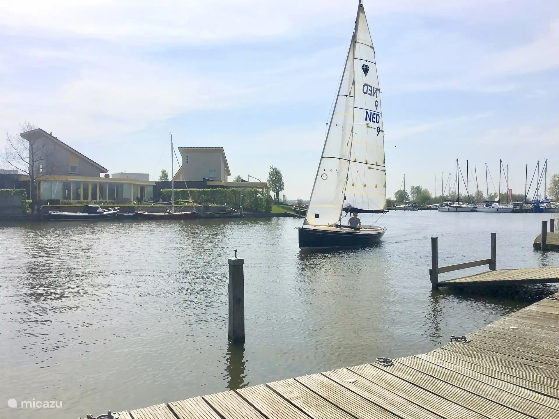 Segeln am Steg entlang