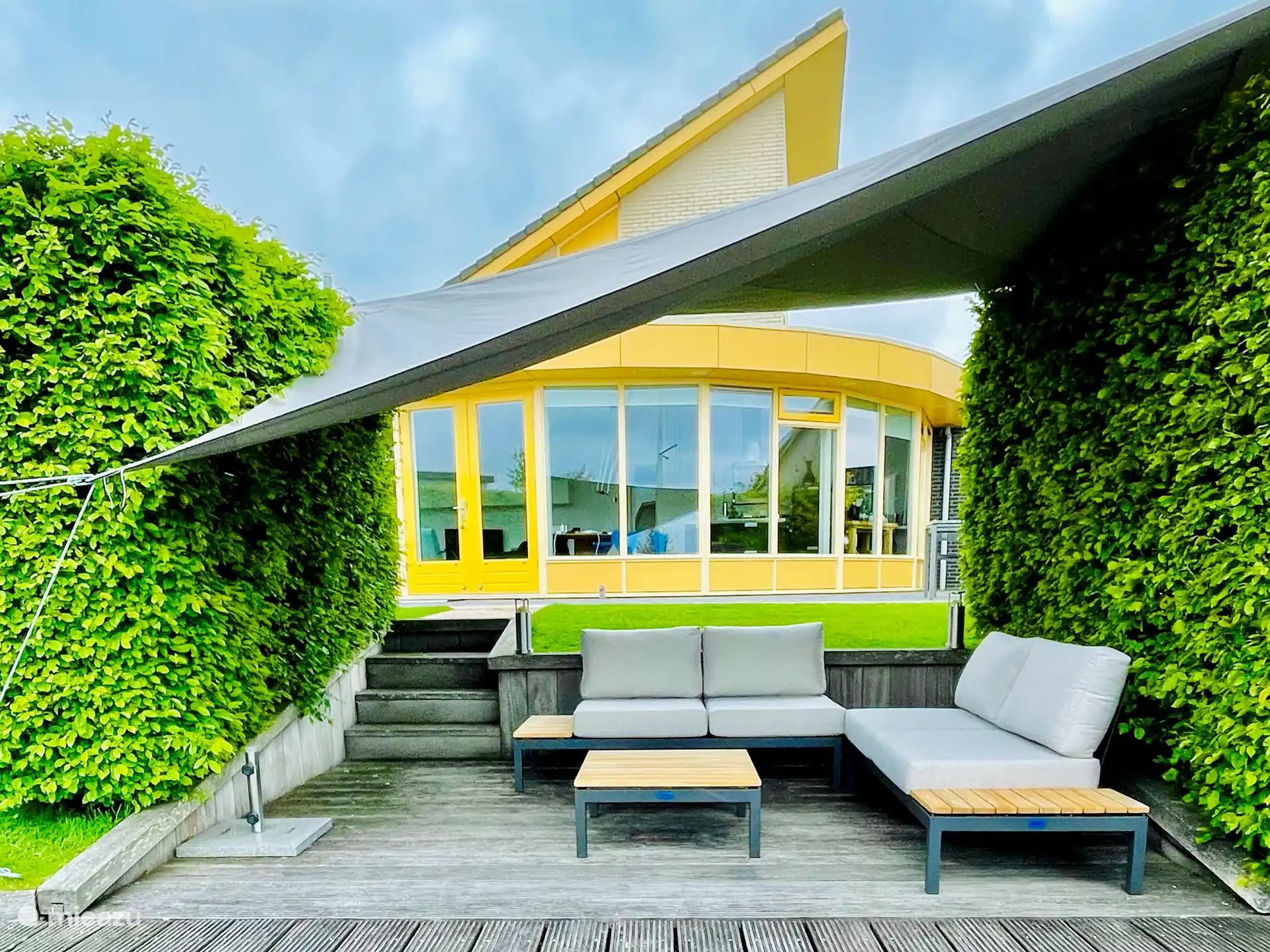 Sonnensegel mit schönen Loungesofas 