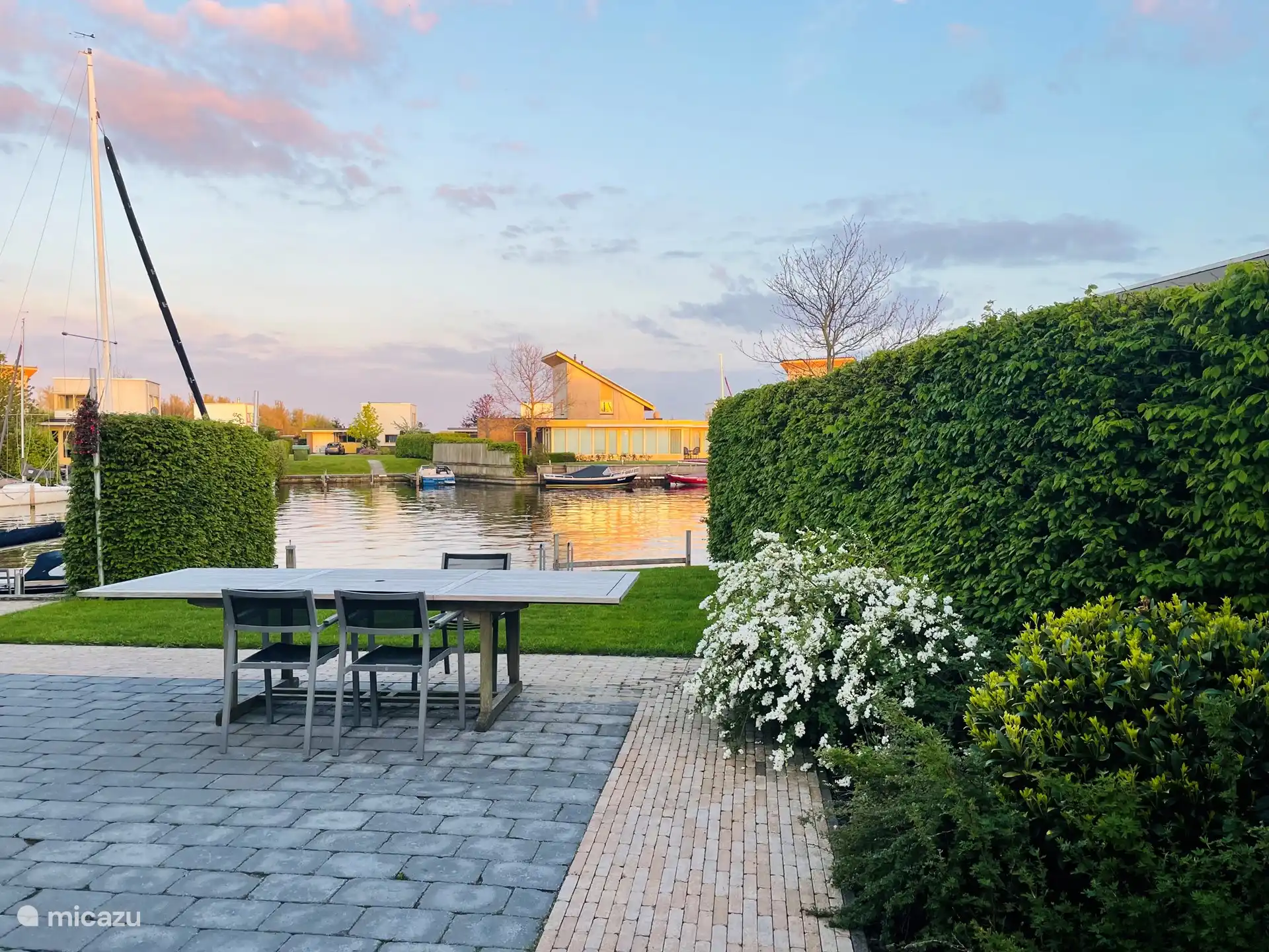 Großer Outdoor-Tisch aus Teakholz 