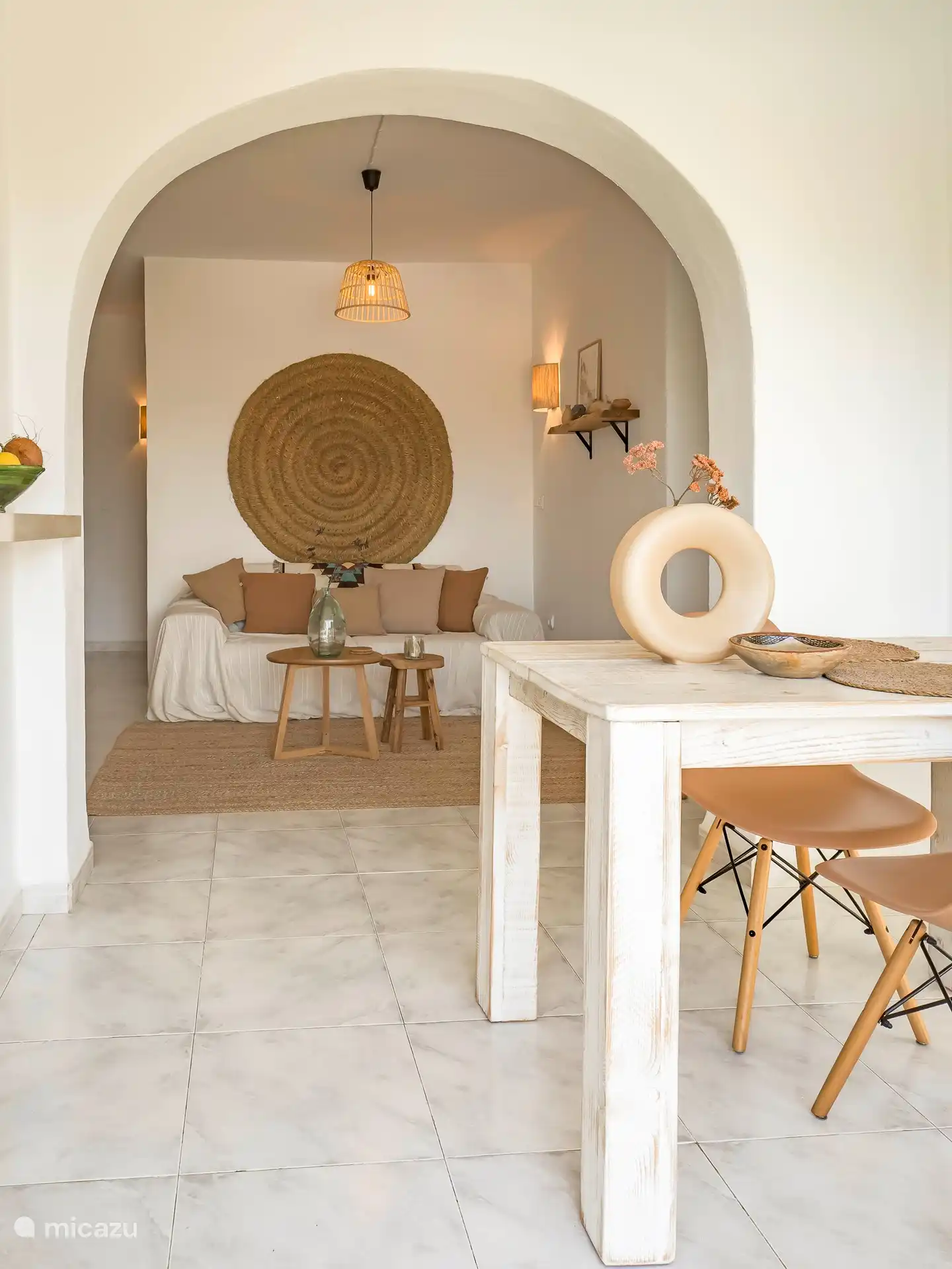 Table + vue sur coin salon 