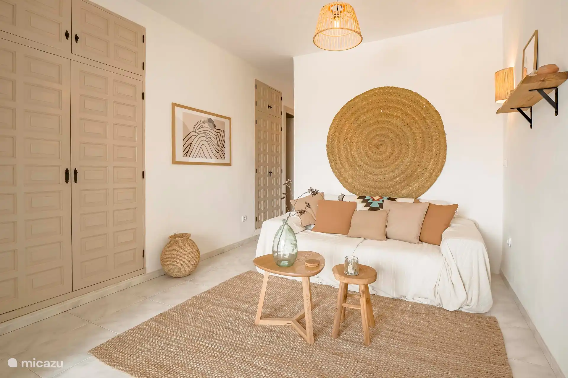 Coin salon + placards intégrés