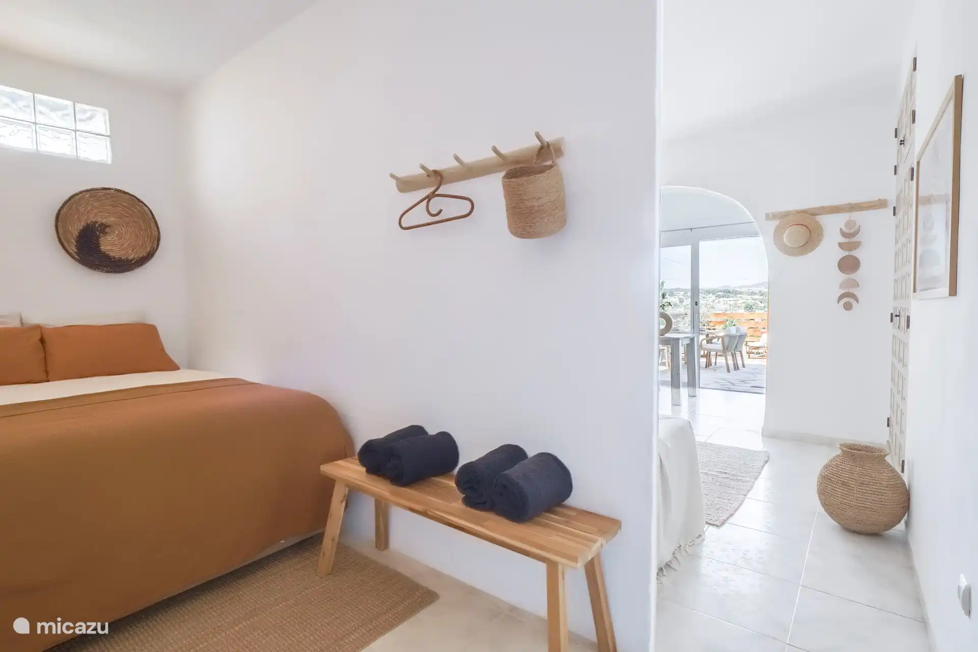 Coin nuit avec vue sur le coin salon et l'extérieur 