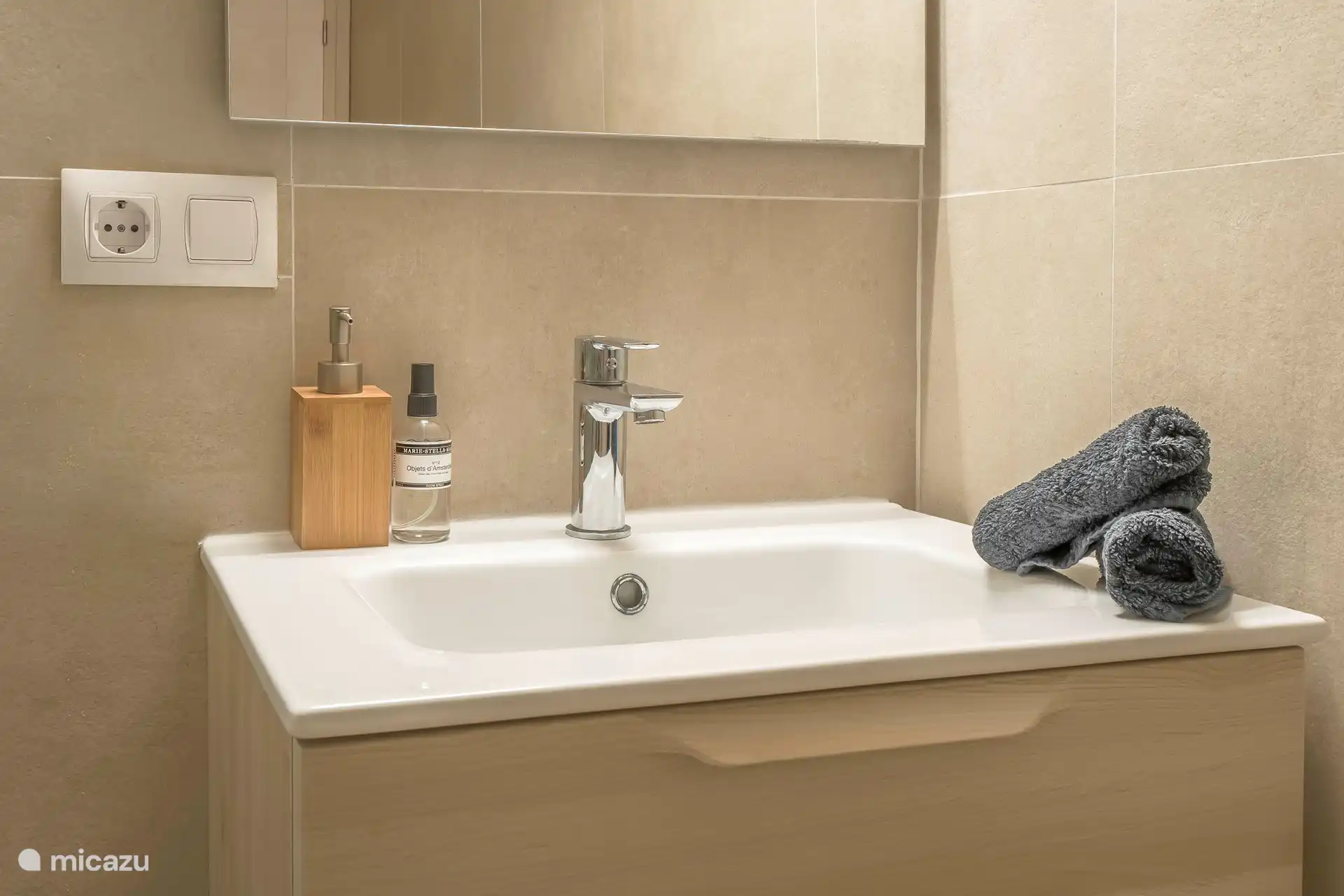 Lavabo dans la salle de bain 