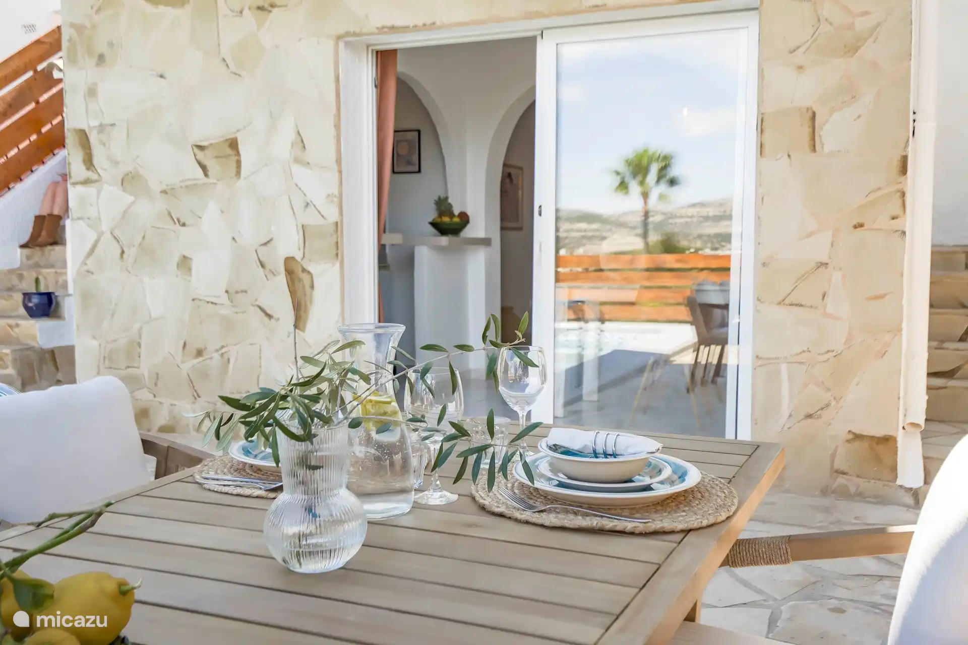 Table extérieure et vue sur l'appartement