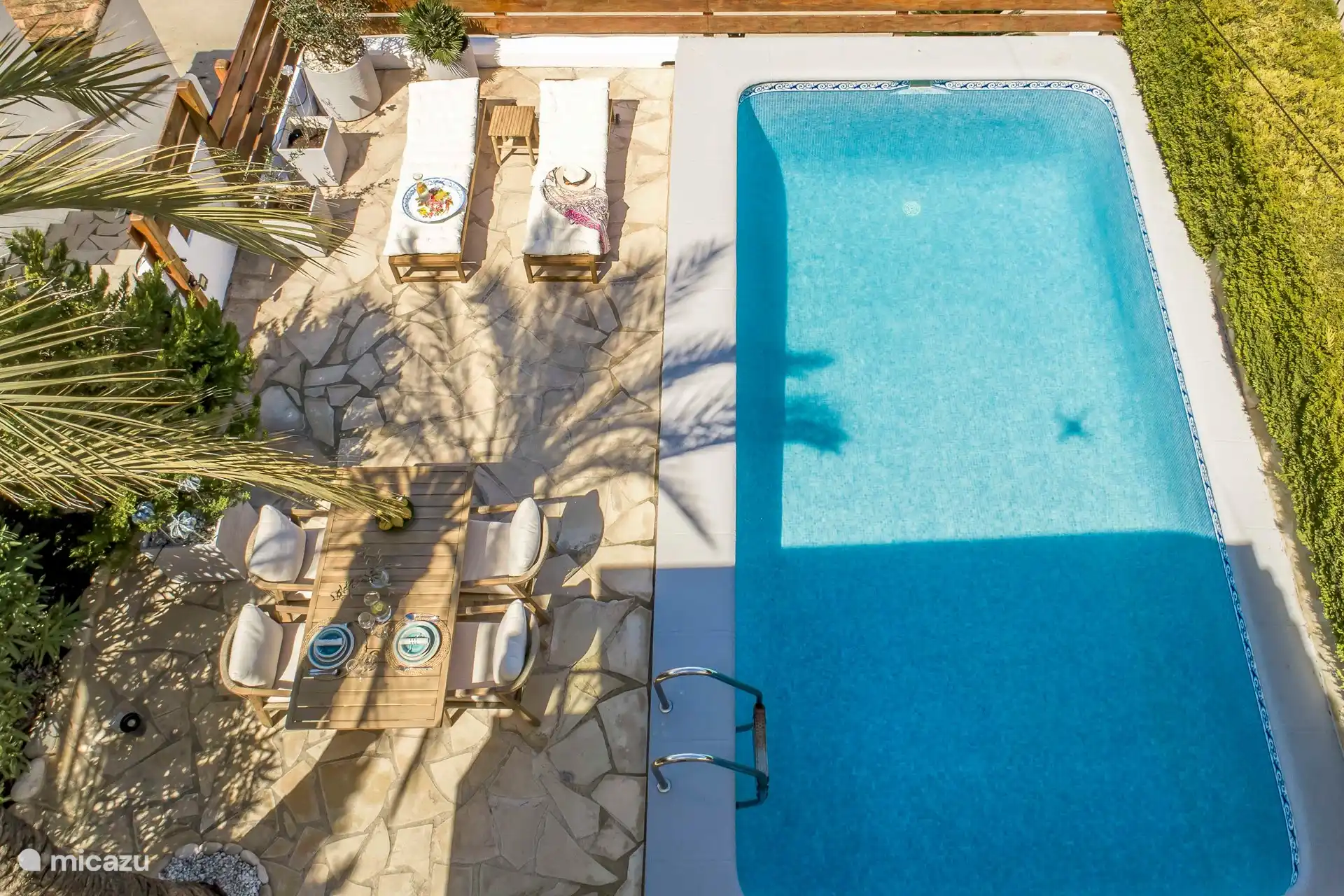 Au-dessus Piscine et terrasse 