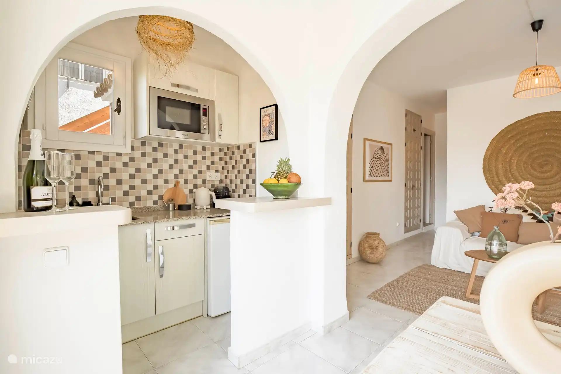 Cuisine, table et vue sur le coin salon 