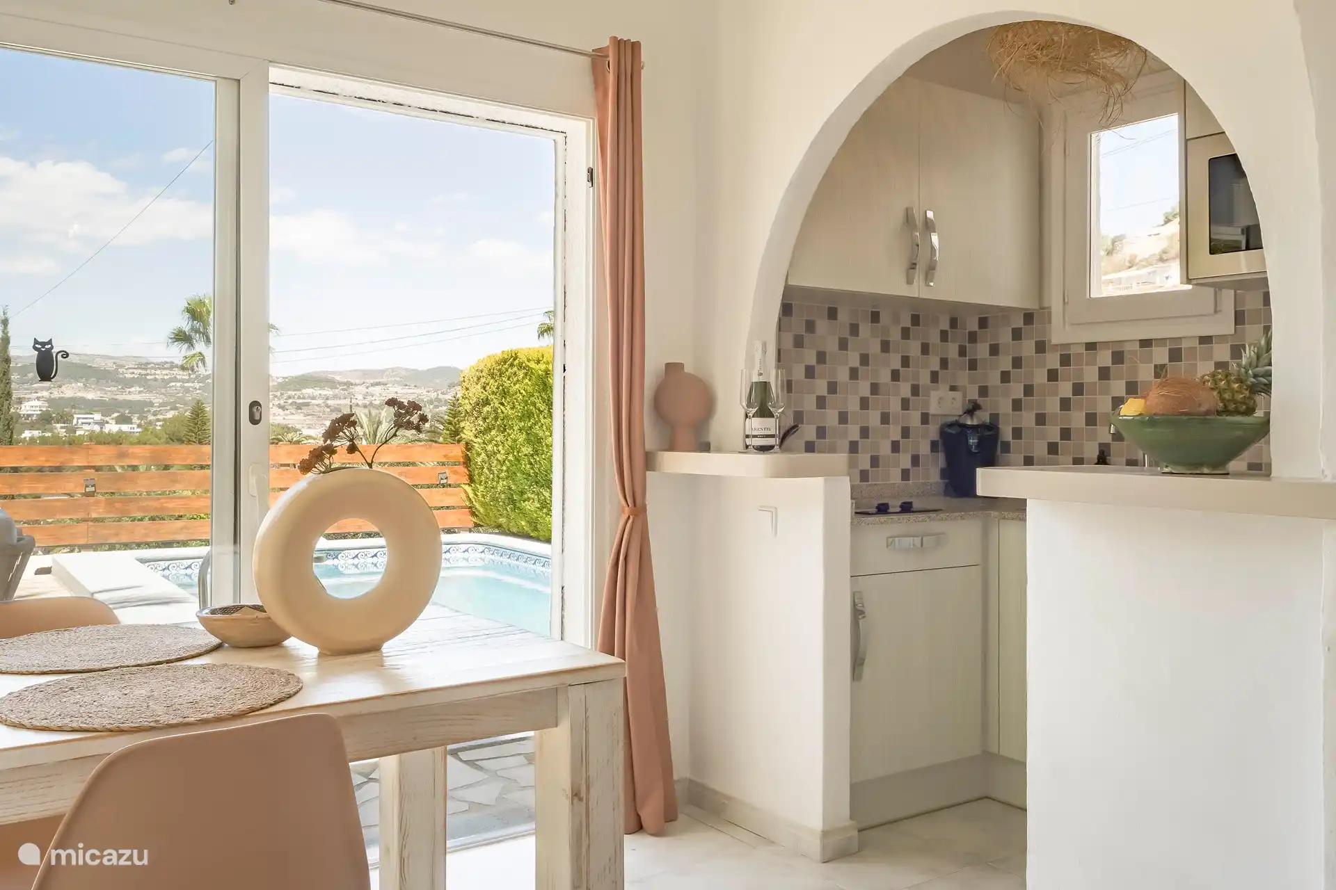 cuisine, vue jardin/piscine et table à manger + chaises