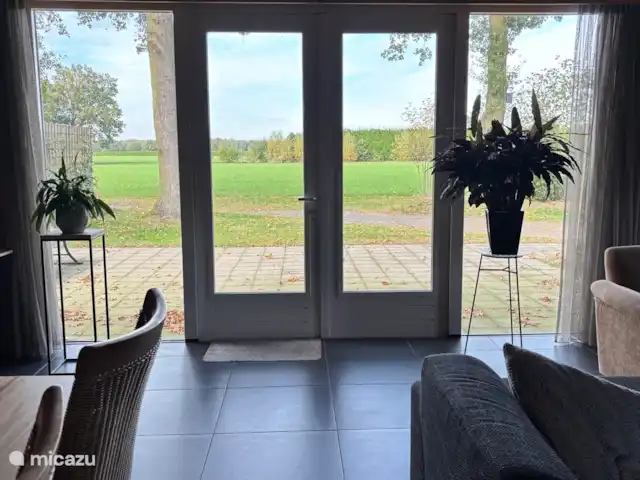 Jannahoeve huren in Nederland, Overijssel, Denekamp - boerderij Uitzicht vanuit de woonkamer op de natuur