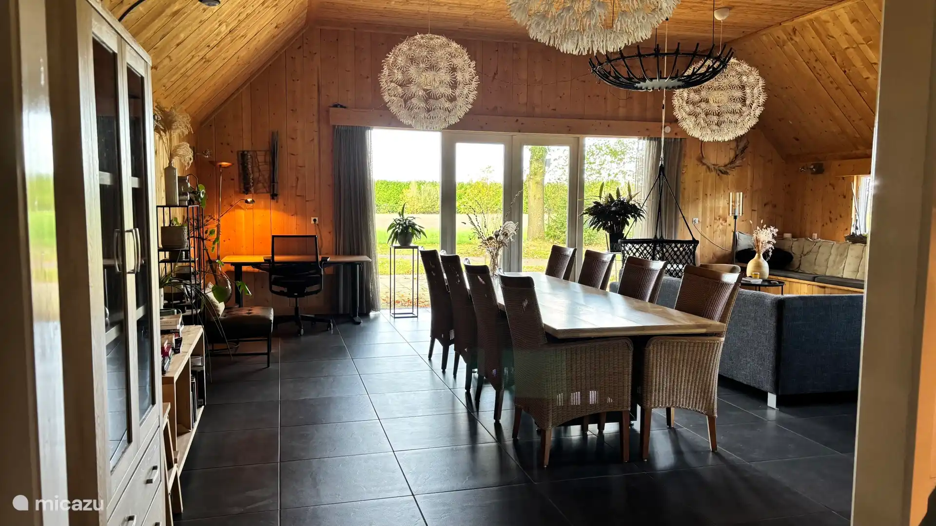 Salle à manger dans le salon