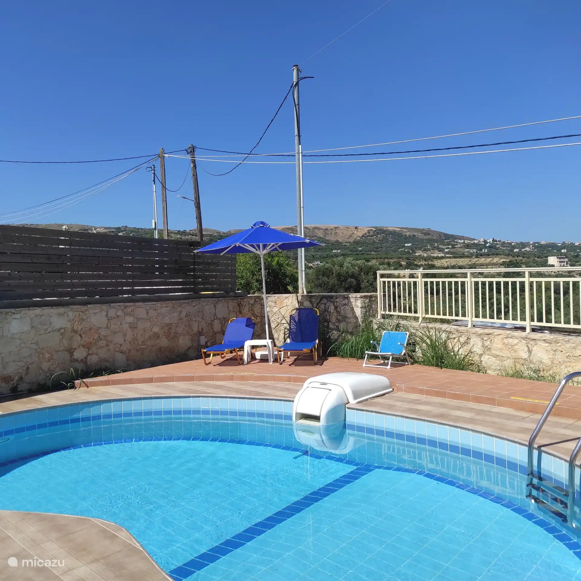 Privater umzäunter Pool mit Meerblick