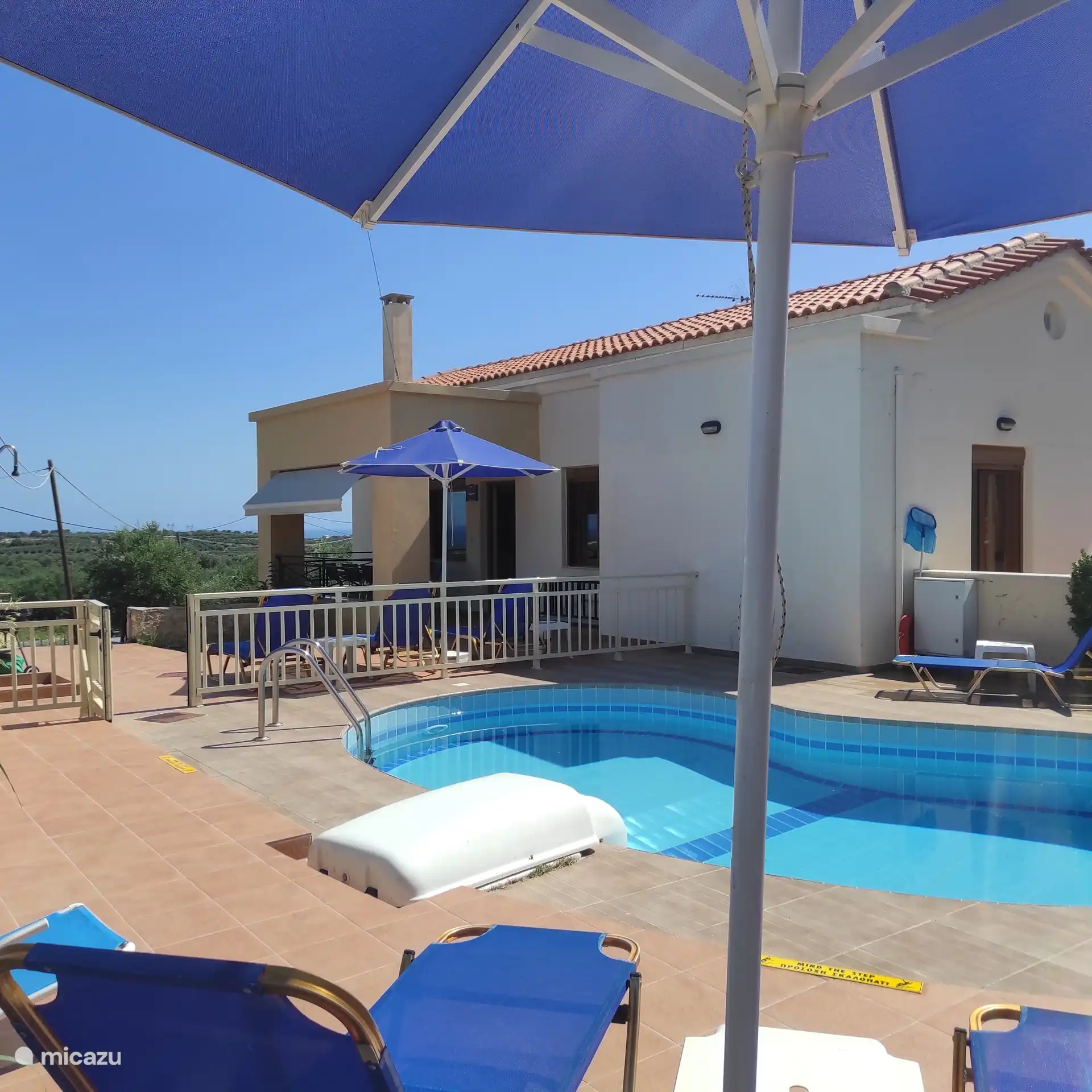 Privater umzäunter Pool mit Meerblick