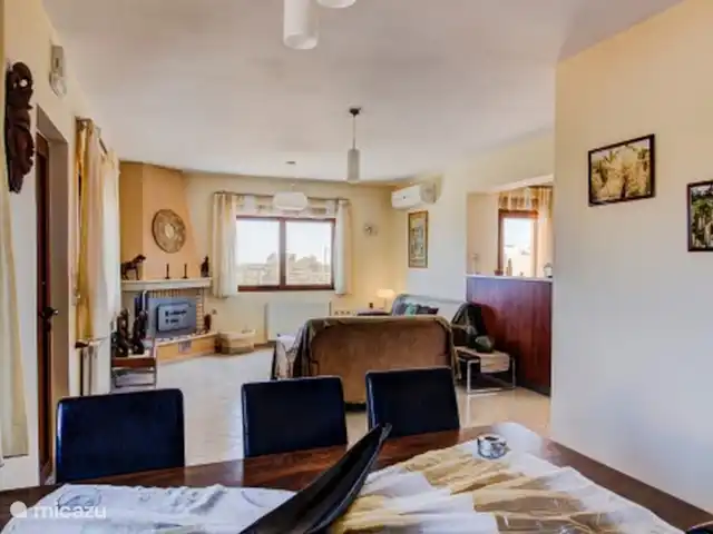 villa huren in Griekenland, Kreta, Pigi/Rethymno – Villa Stefanos, zwembad en zeezicht Open leefruimte met keuken, salon en  eetplaats