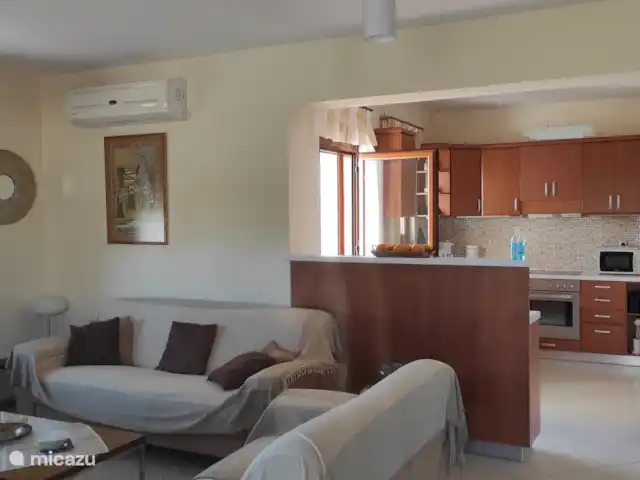 villa huren in Griekenland, Kreta, Pigi/Rethymno – Villa Stefanos, zwembad en zeezicht Open leefruimte met keuken, salon en  eetplaats